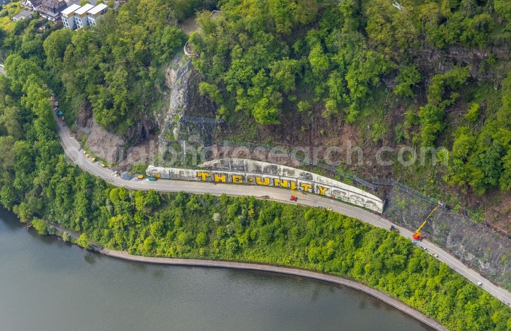 Wetter (Ruhr) from the bird's eye view: Securing work for the renewal of the safety fences and construction work on the closed cycle path and hiking trail on the Harkortsee on the rock massif and mountain landscape along the Kaiserstrasse - Strandweg in Wetter (Ruhr) in the state North Rhine-Westphalia, Germany