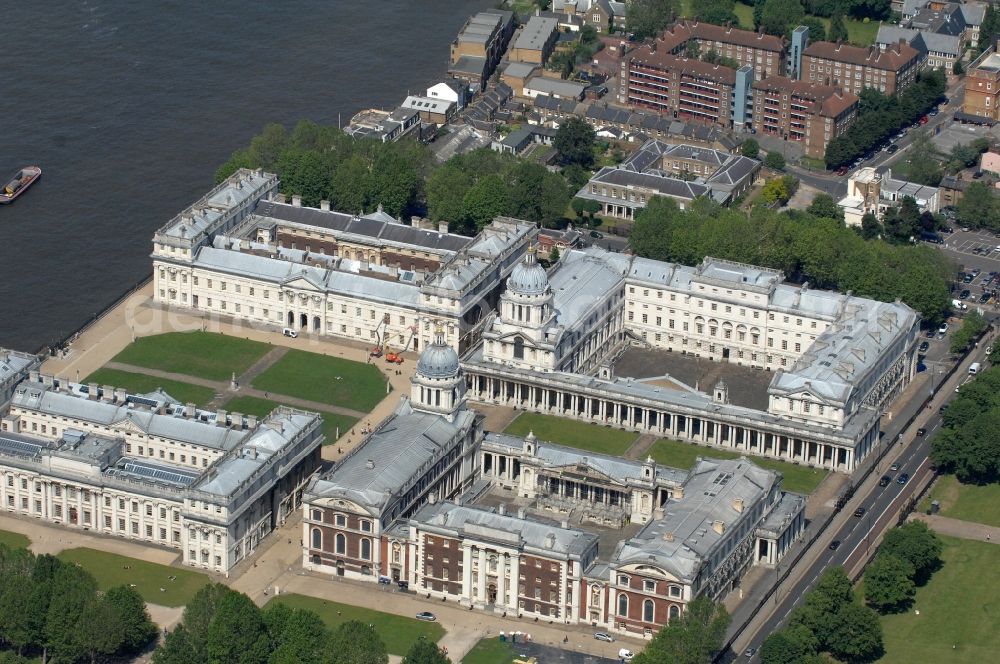London from the bird's eye view: View on the campus of University Greenwich in the south-east of London. The academy, which is divided into four parts, has its historical background in the 1890er years and is one of the largest and most international universities in Great Britain. It exists of specific libraries and language laboratories, laboratories for computing & mathematical science and humanities & social sciences. www2.gre.ac.uk