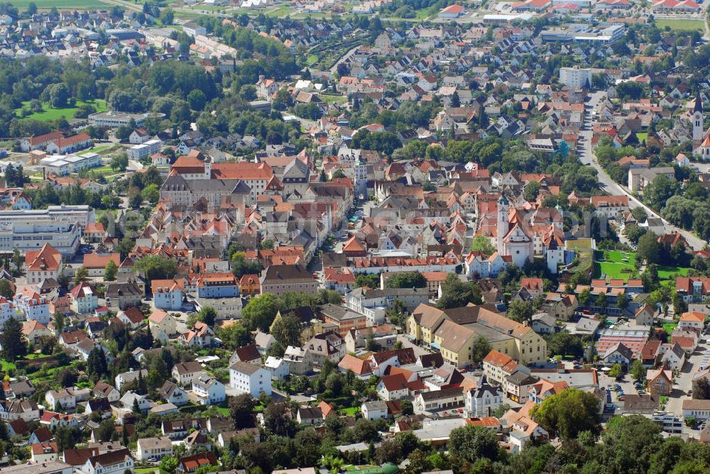 Günzburg from the bird's eye view: Blick auf Günzburg, eine Kreisstadt im gleichnamigen schwäbischen Landkreis wo die Günz in die Donau mündet. Im Jahr 1895 ernannte Günzburg den Reichskanzler Fürst Otto von Bismarck zum Ehrenbürger der Stadt. Zu den Attraktionen zählt unter an derem die von Dominikus Zimmermann erbaute Frauenkirche (mittig im Bild). Außerdem im Bild das Kloster SS. Trinitatis Günzburg, ein ehemaliges Kloster der Piaristen (obere rechte Bildhälfte). Kontakt: Tourist Information Günzburg Leipheim, Schloßplatz 1 89312 Günzburg, Tel. +49(0)8221 20044 4, Fax +49(0)8221 20044 6, Email: tourist-information@guenzburg.de