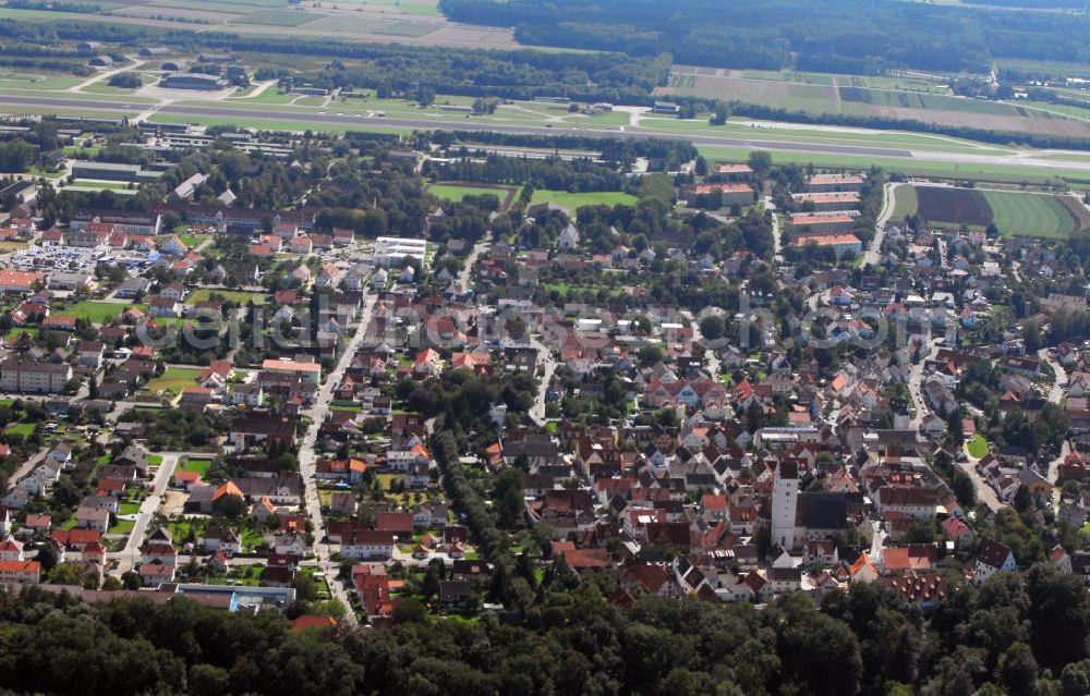 Leipheim from above - Blick auf Leipheim. Die Stadt liegt in der Donau-Iller Region am Südrand des Schwäbischen Donaumooses. Im Hintergrund sieht man den Fliegerhorst Leipheim, der seit 2008 jedoch nicht mehr in Betrieb ist. Auf dem Gelände des Fliegerhorstes befinden sich außerdem DP-Lager, die nach dem zweiten Weltkrieg dort errichtet wurden. Am linken Bildrand ist das Pfarramt der Stadt zu sehen. Kontakt: Kontakt: Tourist Information Günzburg Leipheim, Schloßplatz 1 89312 Günzburg, Tel. +49(0)8221 20044 4, Fax +49(0)8221 20044 6, Email: tourist-information@guenzburg.de; Johannes Rauch, Von Schilling Straße 3 89340 Leipheim, Tel. +49(0)8221 71962, Fax +49(0)8221 9165660, Email pfarramt@sanktpaulus.com