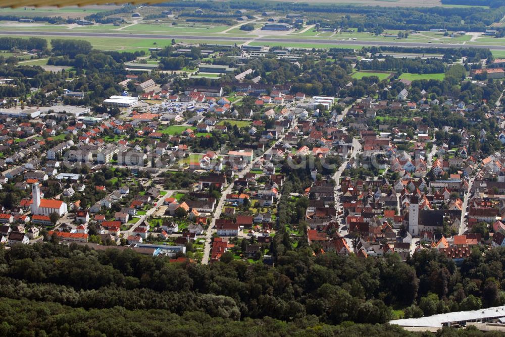 Leipheim from the bird's eye view: Blick auf Leipheim. Die Stadt liegt in der Donau-Iller Region am Südrand des Schwäbischen Donaumooses. Im Hintergrund sieht man den Fliegerhorst Leipheim, der seit 2008 jedoch nicht mehr in Betrieb ist. Auf dem Gelände des Fliegerhorstes befinden sich außerdem DP-Lager, die nach dem zweiten Weltkrieg dort errichtet wurden. Am linken Bildrand ist das Pfarramt der Stadt zu sehen. Kontakt: Kontakt: Tourist Information Günzburg Leipheim, Schloßplatz 1 89312 Günzburg, Tel. +49(0)8221 20044 4, Fax +49(0)8221 20044 6, Email: tourist-information@guenzburg.de; Johannes Rauch, Von Schilling Straße 3 89340 Leipheim, Tel. +49(0)8221 71962, Fax +49(0)8221 9165660, Email pfarramt@sanktpaulus.com