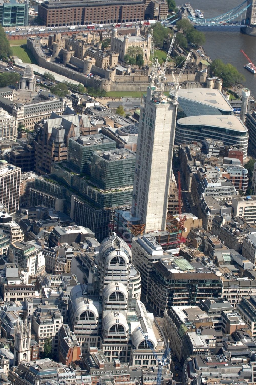 London from the bird's eye view: View on the reconstruction of the skyscraper 20 Fenchurch Street in London under the Canary Wharf Group (CWG) and the Land Securities since 2009. Upon completion of the construction in year 2014 the building is planned to be 160m high and mainly used by commercial office space