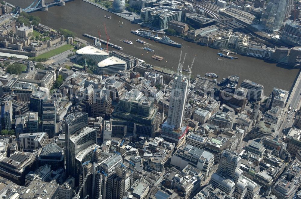 London from the bird's eye view: View on the reconstruction of the skyscraper 20 Fenchurch Street in London under the Canary Wharf Group (CWG) and the Land Securities since 2009. Upon completion of the construction in year 2014 the building is planned to be 160m high and mainly used by commercial office space