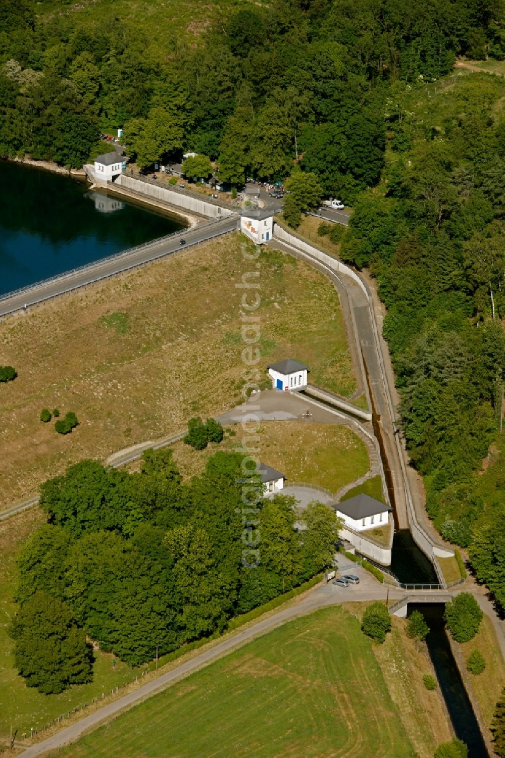 Hückeswagen from the bird's eye view: Settlements on the banks of the river Wupper along the Bevertalsperre in Hueckeswagen in North Rhine-Westphalia