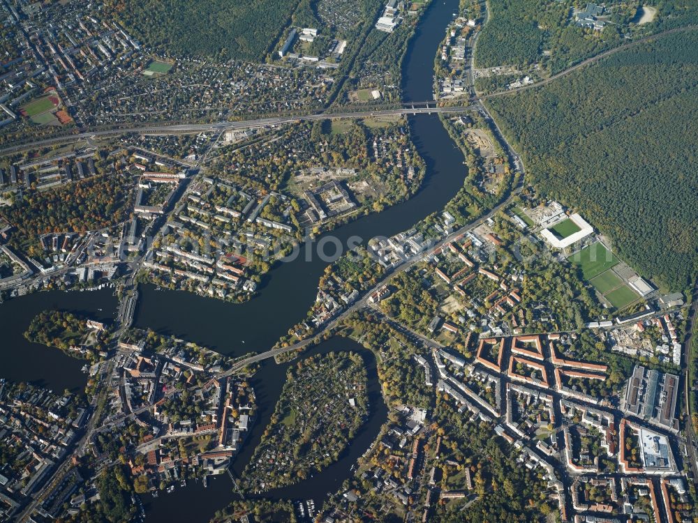 Aerial image Berlin - Settlement building on the banks of the River Spree in Koepenick course at the Wuhlheide in Berlin