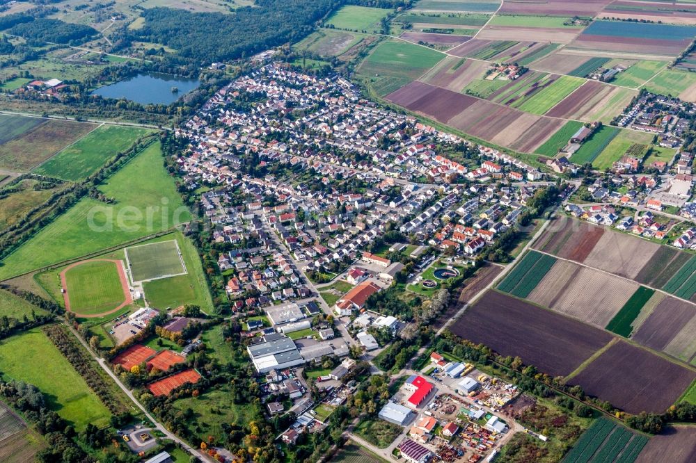 Lambsheim from the bird's eye view: Siedlungsgebiet mit See und Sportplaetzen in Lambsheim im Bundesland Rheinland-Pfalz, Deutschland