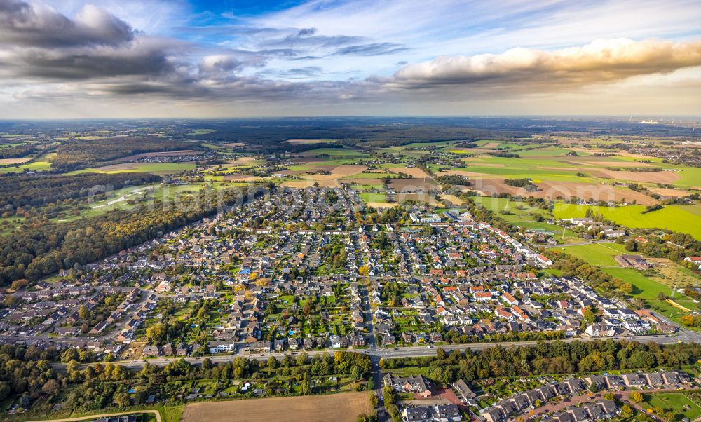 Kamp-Lintfort from above - the district Niersenbruch in Kamp-Lintfort at Ruhrgebiet in the state North Rhine-Westphalia, Germany