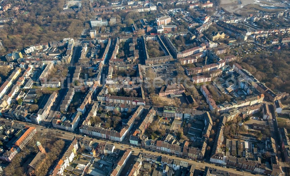 Duisburg from the bird's eye view: Settlement area in the district high-level field with the high-level field Market in Duisburg in the federal state North Rhine-Westphalia