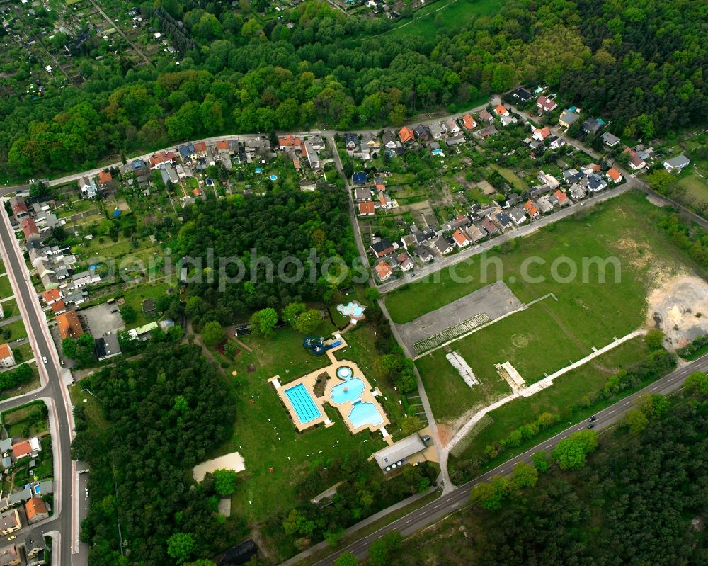 Dessau from the bird's eye view: The district on Siedlerweg with outdoor pool in Rosslau Elbe in the state Saxony-Anhalt, Germany