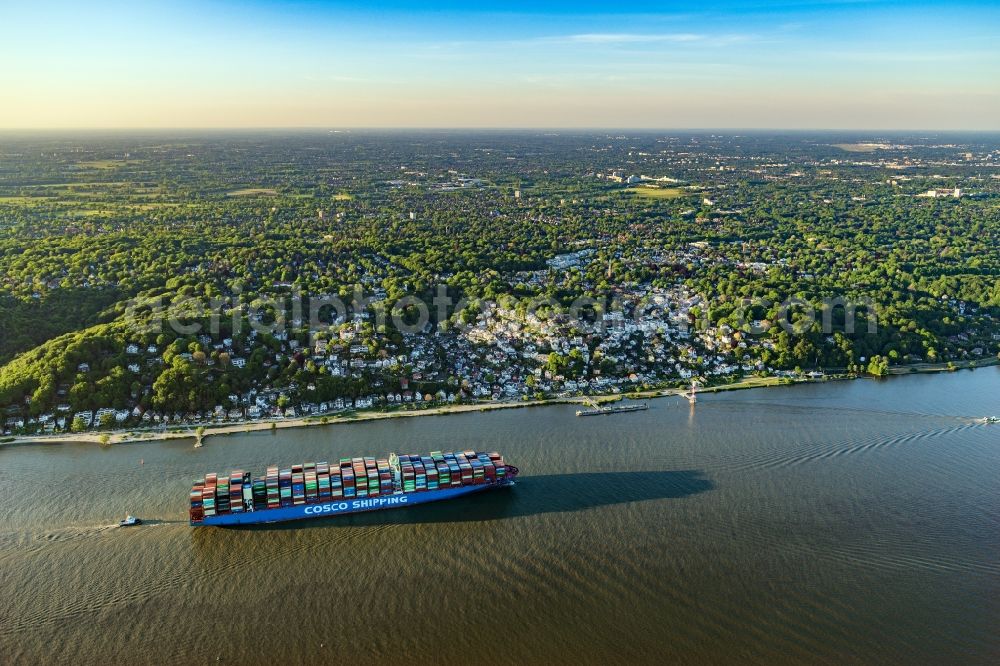 Hamburg from the bird's eye view: The district on the banks of the Elbe in the district Blankenese in Hamburg, Germany