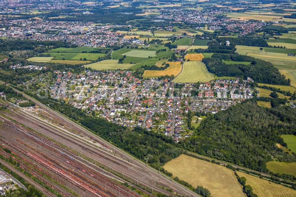 Hamm from the bird's eye view: The district between Guenterstrasse and Oestingstrasse overlooking the local marshalling yard in the district Lohauserholz in Hamm in the state North Rhine-Westphalia, Germany