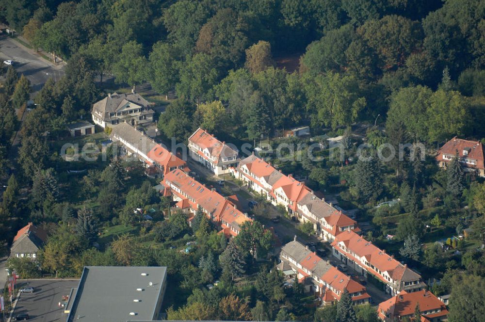 Berlin from above - Blick auf Mehrfamilienhäuser an der Siedlungsstraße in Berlin-Buch.