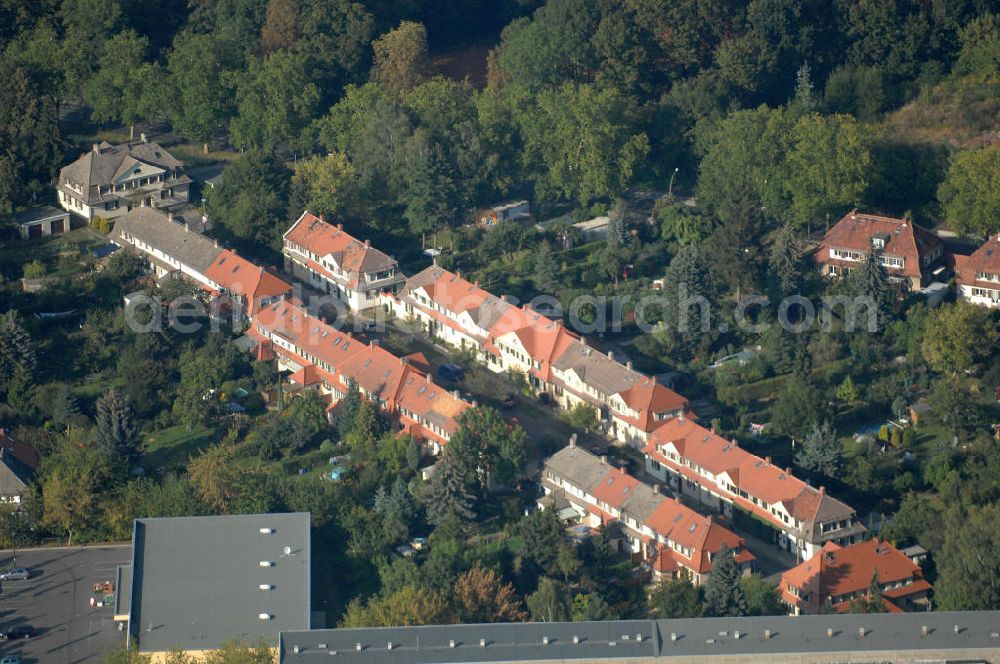 Berlin from the bird's eye view: Blick auf Mehrfamilienhäuser an der Siedlungsstraße in Berlin-Buch.