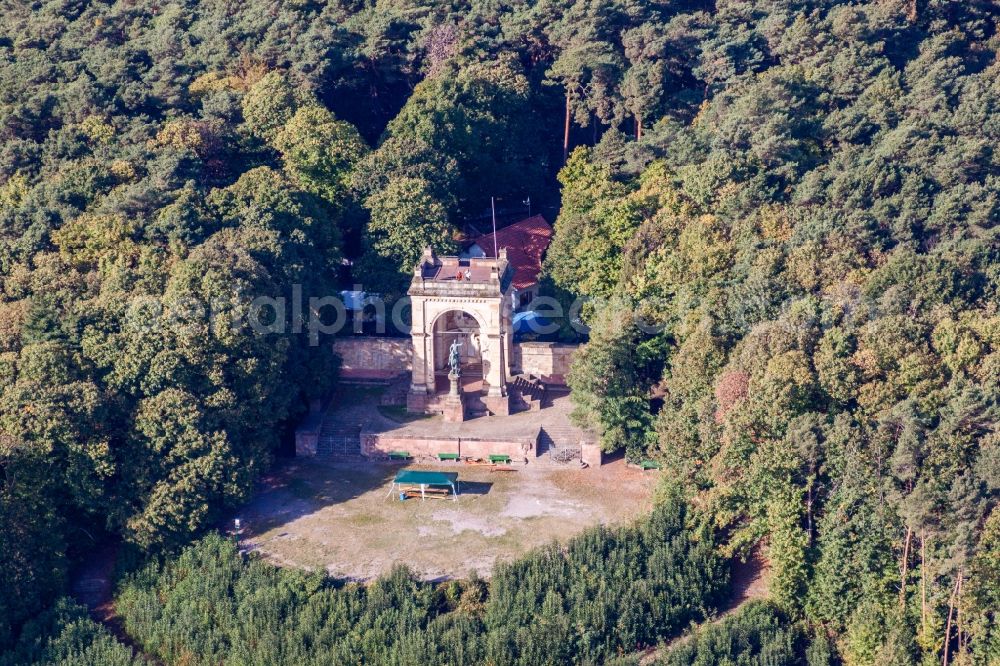 Aerial image Edenkoben - Tourist attraction of the historic monument Sieges- and Friedensdenkmal in Edenkoben in the state Rhineland-Palatinate, Germany