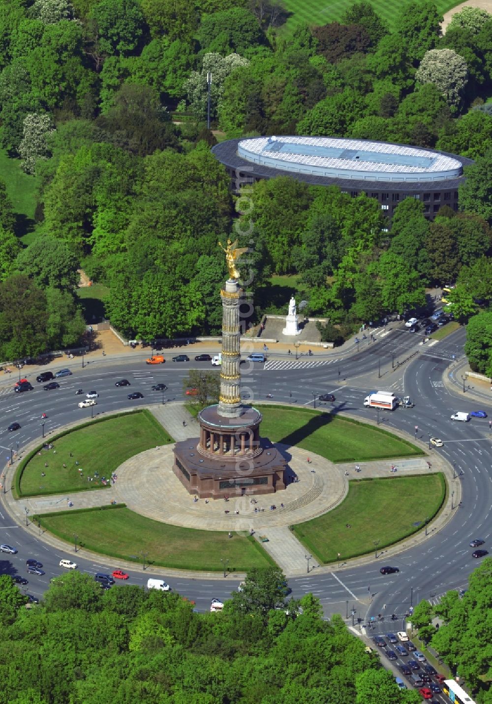 Berlin from the bird's eye view: The Siegessaeule at Grosser Stern in the middle of the Tiergarten in Berlin, was built from 1864 to 1873 as a national monument to the unification wars, designed by Heinrich Strack. Also on display is the Bundespraesidialamt and the street of the 17th June