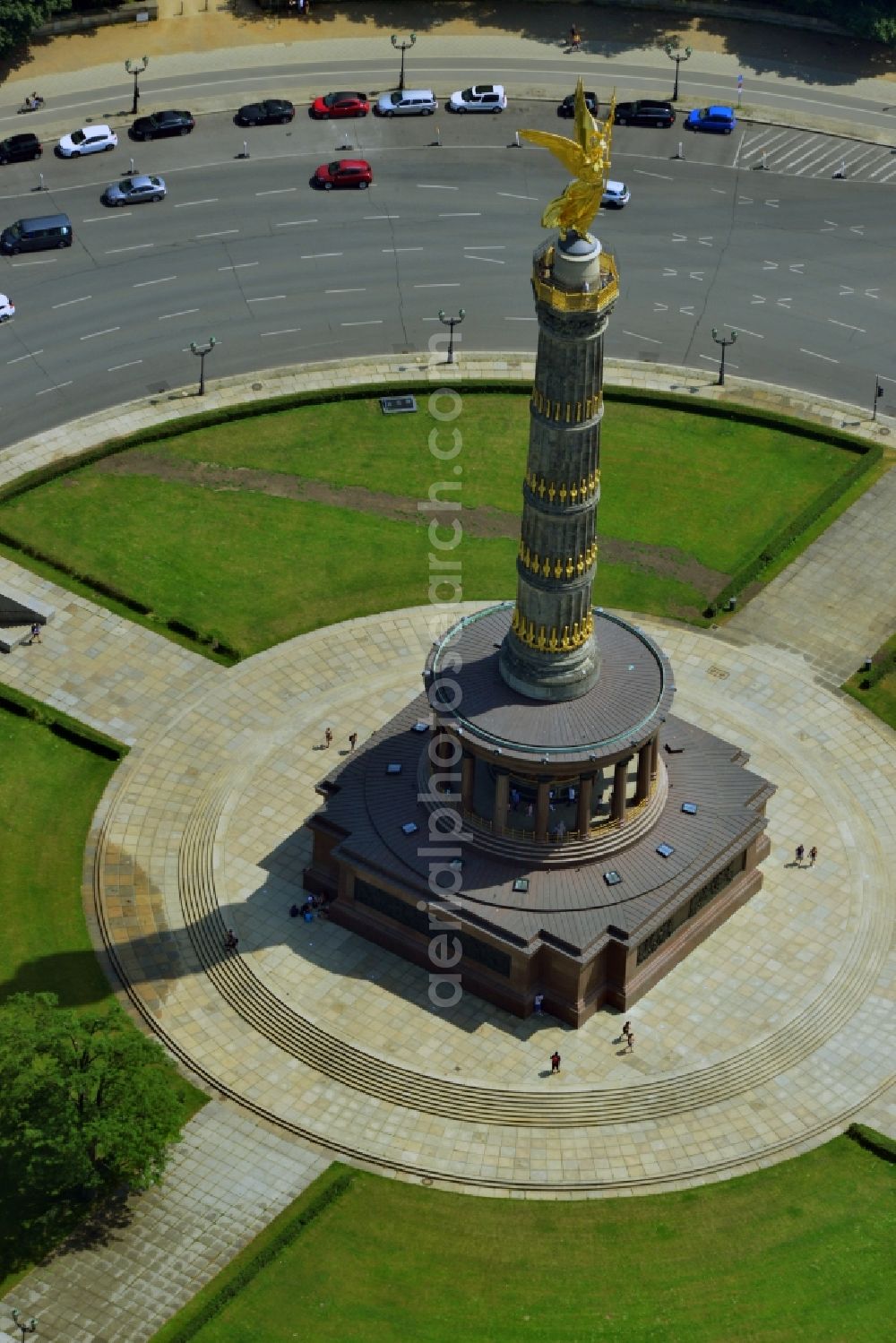 Aerial image Berlin - The Siegessaeule at Grosser Stern in the middle of the Tiergarten in Berlin, was built from 1864 to 1873 as a national monument to the unification wars, designed by Heinrich Strack