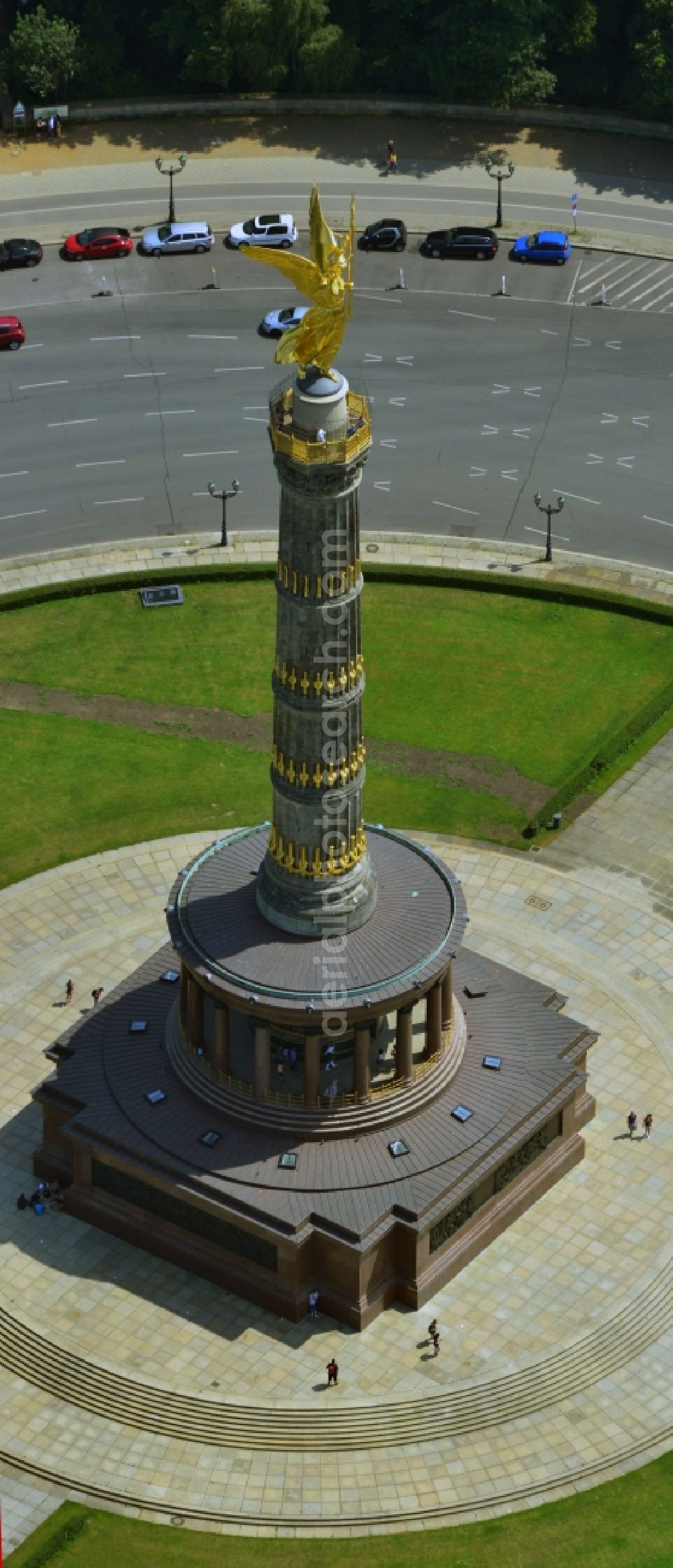 Aerial photograph Berlin - The Siegessaeule at Grosser Stern in the middle of the Tiergarten in Berlin, was built from 1864 to 1873 as a national monument to the unification wars, designed by Heinrich Strack