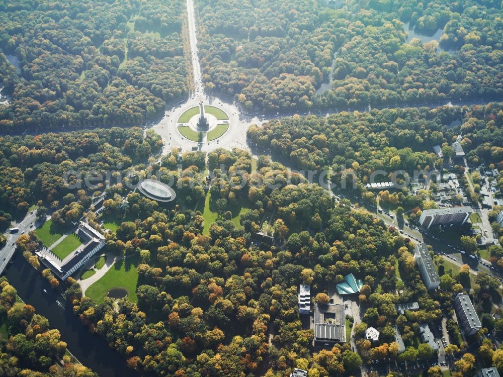 Aerial image Berlin - The Siegessaeule at Grosser Stern in the middle of the Tiergarten in Berlin, was built from 1864 to 1873 as a national monument to the unification wars, designed by Heinrich Strack. Also on display is the Bundespraesidialamt and the street of the 17th June