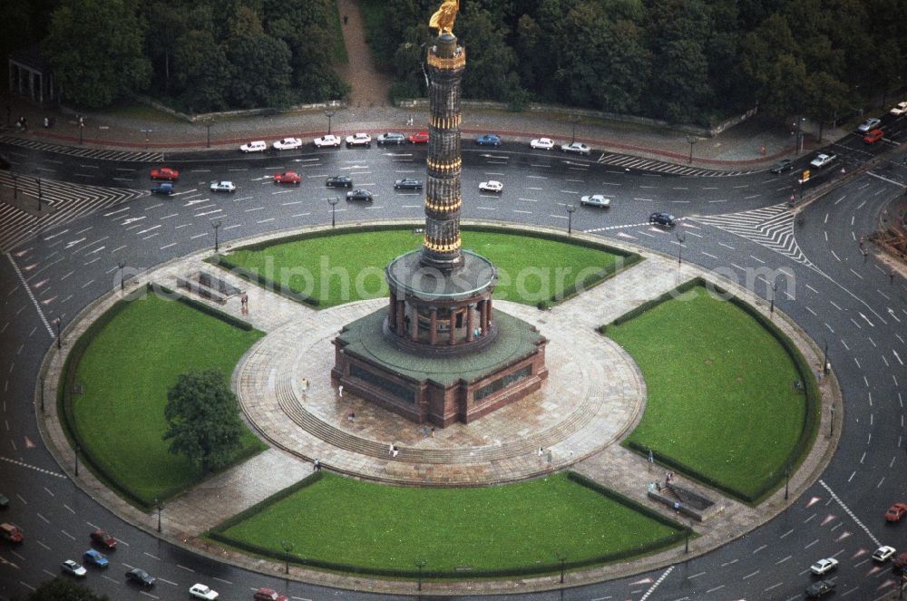 Aerial photograph Berlin - The Siegessäule at Großer Stern in the middle of the Tiergarten in Berlin, was built from 1864 to 1873 as a national monument to the unification wars, designed by Heinrich Strack. Also on display is the Bundespräsidialamt and the street of the 17th June