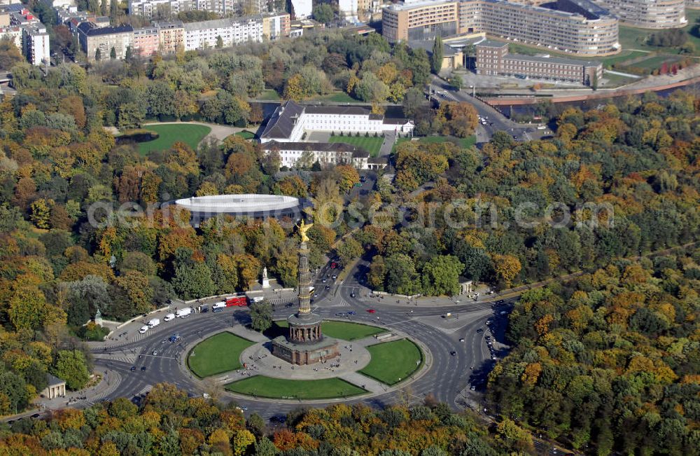 Berlin from the bird's eye view: Herbstlicher Blick auf die Siegessäule am Großen Stern im Tiergarten Berlin. Sie wurde von 1864 bis 1873 nach Plänen Heinrich Stracks erbaut und steht heute unter Denkmalschutz. Aufgrund dieser Siege wurde der Siegessäule eine Bronzeskulptur, die von den Berlinern Goldelse genannt wird, aufgesetzt.