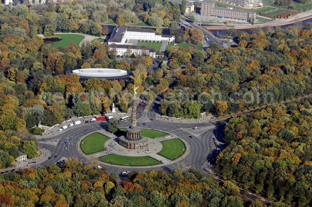 Aerial image Berlin - Herbstlicher Blick auf die Siegessäule am Großen Stern im Tiergarten Berlin. Sie wurde von 1864 bis 1873 nach Plänen Heinrich Stracks erbaut und steht heute unter Denkmalschutz. Aufgrund dieser Siege wurde der Siegessäule eine Bronzeskulptur, die von den Berlinern Goldelse genannt wird, aufgesetzt.