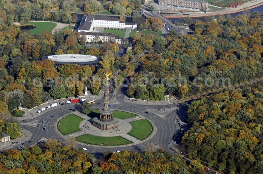 Aerial photograph Berlin - Herbstlicher Blick auf die Siegessäule am Großen Stern im Tiergarten Berlin. Sie wurde von 1864 bis 1873 nach Plänen Heinrich Stracks erbaut und steht heute unter Denkmalschutz. Aufgrund dieser Siege wurde der Siegessäule eine Bronzeskulptur, die von den Berlinern Goldelse genannt wird, aufgesetzt.