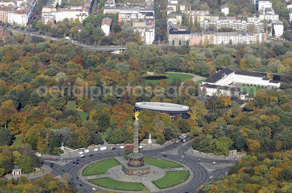 Aerial image Berlin - Herbstlicher Blick auf die Siegessäule am Großen Stern im Tiergarten Berlin. Sie wurde von 1864 bis 1873 nach Plänen Heinrich Stracks erbaut und steht heute unter Denkmalschutz. Aufgrund dieser Siege wurde der Siegessäule eine Bronzeskulptur, die von den Berlinern Goldelse genannt wird, aufgesetzt.