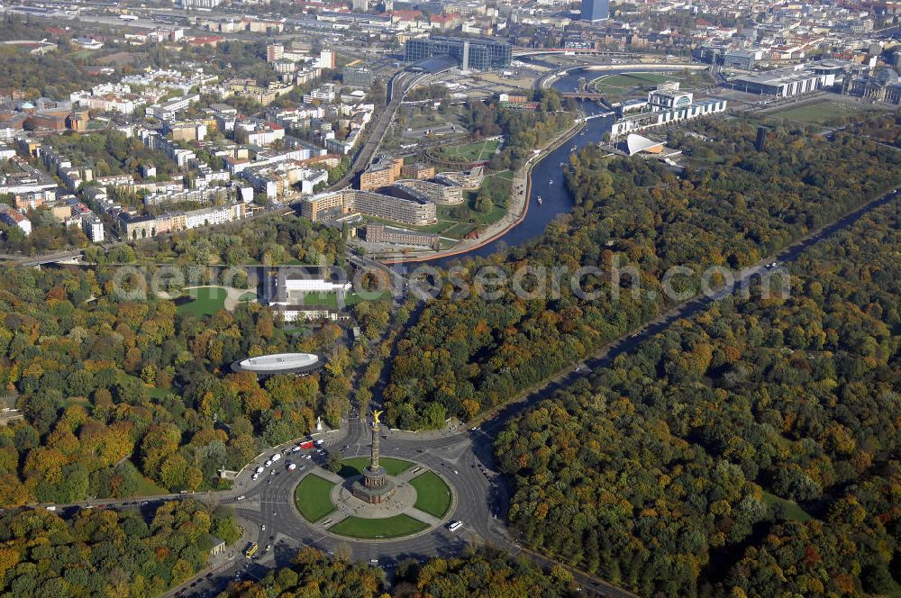 Berlin from above - Herbstlicher Blick auf die Siegessäule am Großen Stern im Tiergarten Berlin. Sie wurde von 1864 bis 1873 nach Plänen Heinrich Stracks erbaut und steht heute unter Denkmalschutz.