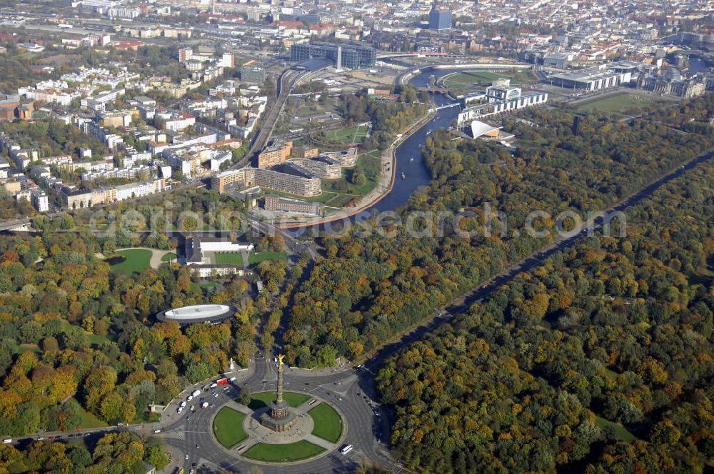 Berlin from the bird's eye view: Herbstlicher Blick auf die Siegessäule am Großen Stern im Tiergarten Berlin. Sie wurde von 1864 bis 1873 nach Plänen Heinrich Stracks erbaut und steht heute unter Denkmalschutz.