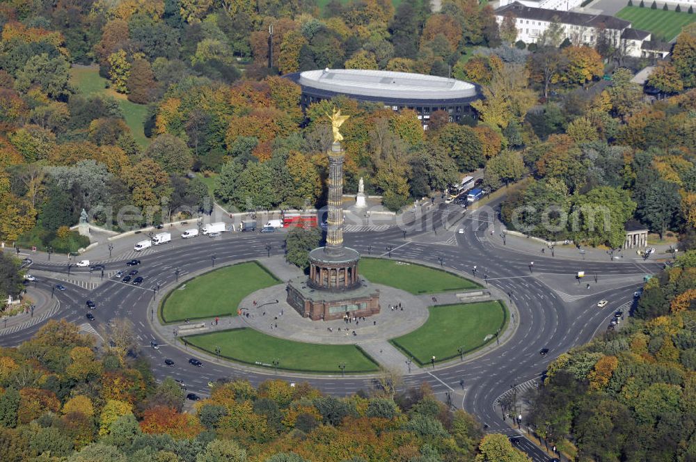 Aerial photograph Berlin - Herbstlicher Blick auf die Siegessäule am Großen Stern an der Straße des 17. Juni im Tiergarten Berlin. Sie wurde von 1864 bis 1873 nach Plänen Heinrich Stracks erbaut und steht heute unter Denkmalschutz. Eingeweiht wurde die Siegessäule am dritten Jahrestag der siegreichen Schlacht bei Sedan (Sedanstag), dem 2. September 1873 als Nationaldenkmal der Einigungskriege. Aufgrund dieser Siege wurde der Siegessäule eine Bronzeskulptur, die von den Berlinern Goldelse genannt .