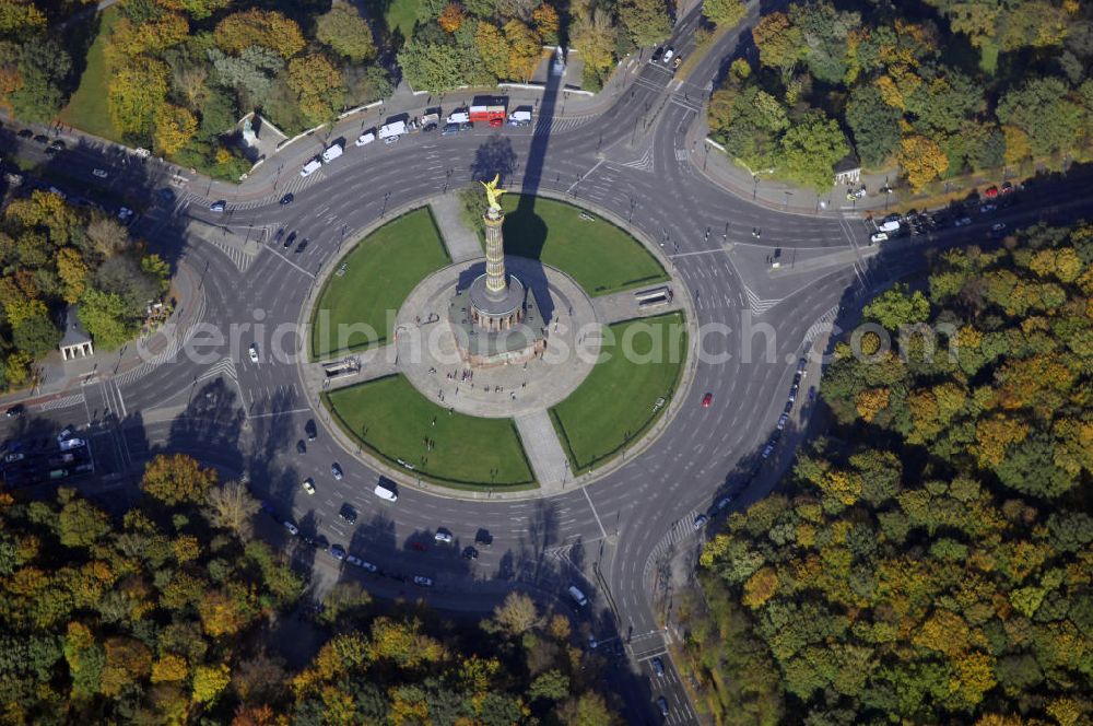 Aerial image Berlin - Herbstlicher Blick auf die Siegessäule am Großen Stern an der Straße des 17. Juni im Tiergarten Berlin. Sie wurde von 1864 bis 1873 nach Plänen Heinrich Stracks erbaut und steht heute unter Denkmalschutz. Eingeweiht wurde die Siegessäule am dritten Jahrestag der siegreichen Schlacht bei Sedan (Sedanstag), dem 2. September 1873 als Nationaldenkmal der Einigungskriege. Aufgrund dieser Siege wurde der Siegessäule eine Bronzeskulptur, die von den Berlinern Goldelse genannt .