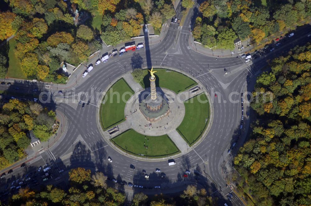 Aerial photograph Berlin - Herbstlicher Blick auf die Siegessäule am Großen Stern an der Straße des 17. Juni im Tiergarten Berlin. Sie wurde von 1864 bis 1873 nach Plänen Heinrich Stracks erbaut und steht heute unter Denkmalschutz. Eingeweiht wurde die Siegessäule am dritten Jahrestag der siegreichen Schlacht bei Sedan (Sedanstag), dem 2. September 1873 als Nationaldenkmal der Einigungskriege. Aufgrund dieser Siege wurde der Siegessäule eine Bronzeskulptur, die von den Berlinern Goldelse genannt .