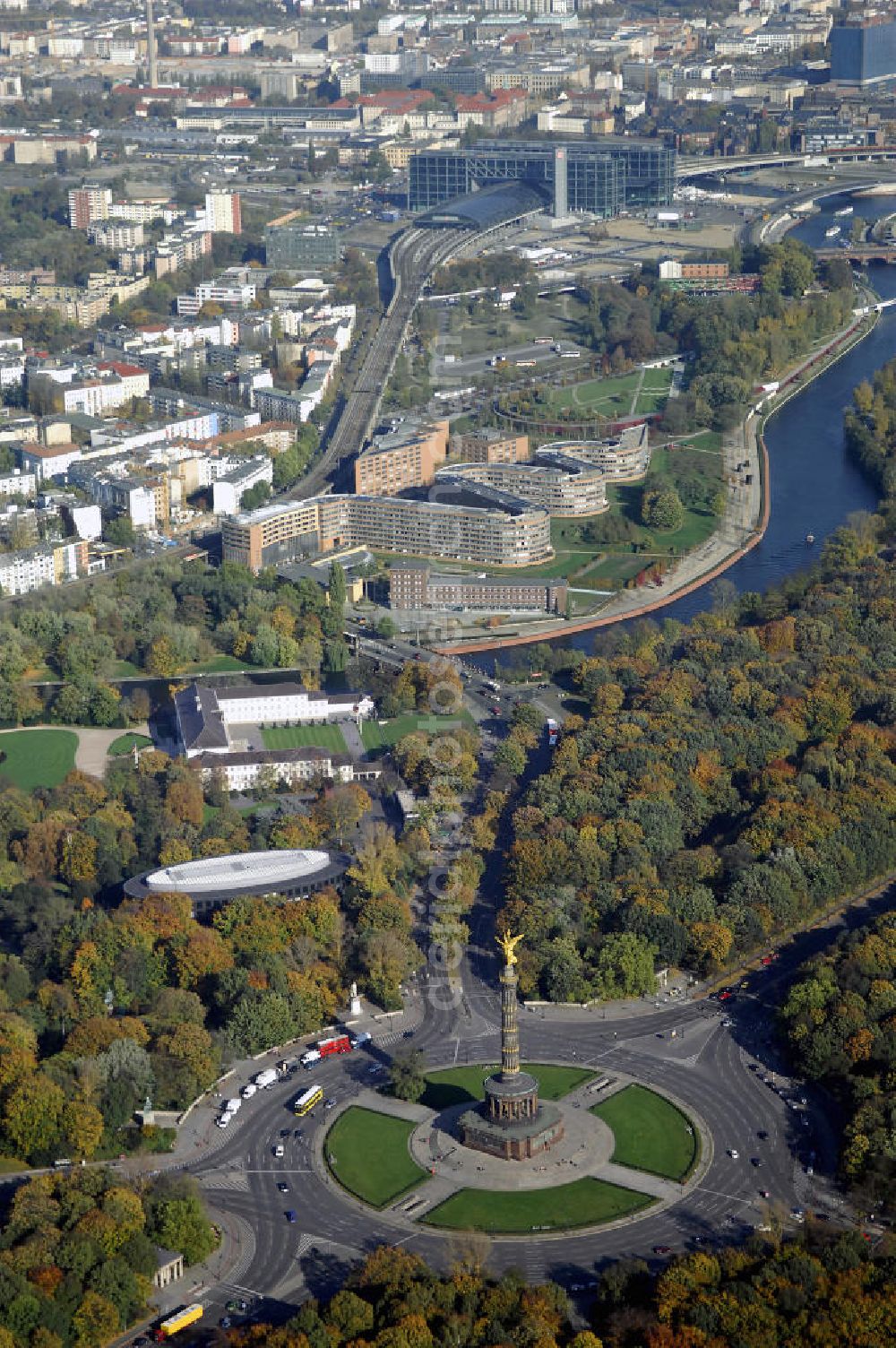 Berlin from above - Herbstlicher Blick auf die Siegessäule am Großen Stern im Tiergarten Berlin. Sie wurde von 1864 bis 1873 nach Plänen Heinrich Stracks erbaut und steht heute unter Denkmalschutz. Anlass der Erbauung waren Siege im Deutsch-Dänischen Krieg 1864. Eingeweiht wurde die Siegessäule am dritten Jahrestag der siegreichen Schlacht bei Sedan (Sedanstag), dem 2. September 1873 als Nationaldenkmal der Einigungskriege. Sie erinnert an die siegreichen Waffengänge Preußens gegen Dänemark 1864 (Deutsch-Dänischer Krieg), während des Deutschen Krieges 1866 gegen Österreich und gegen Frankreich 1870/71 (Deutsch-Französischer Krieg). Aufgrund dieser Siege wurde der Siegessäule eine Bronzeskulptur, die von den Berlinern Goldelse genannt wird, aufgesetzt. Adresse: Straße des 17. Juni/ Großer Stern, 10557 Berlin; Homepage: