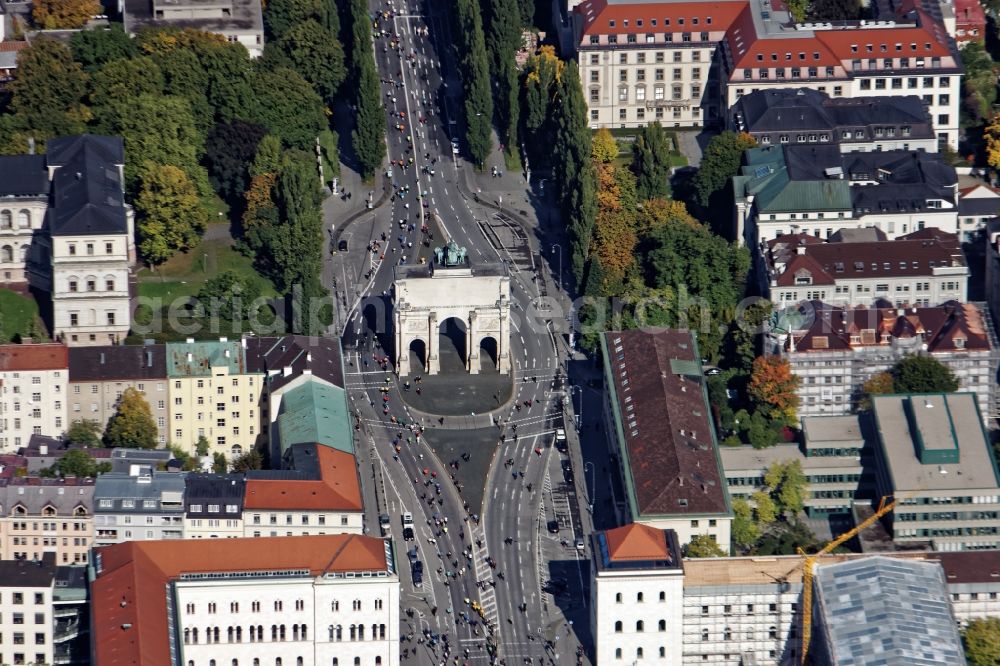 Aerial photograph München - Siegestor (Victory Gate) triumphal arch crowned with a statue of Bavaria with a lion-quadriga. Ludwigstrasse and Leopoldstrasse are closed for car traffic during the Muenchen-Marathon