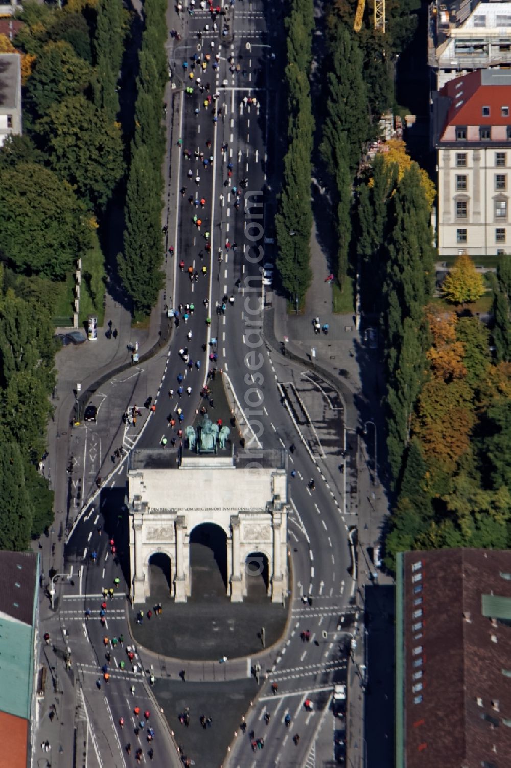 München from above - Siegestor (Victory Gate) triumphal arch crowned with a statue of Bavaria with a lion-quadriga. Ludwigstrasse and Leopoldstrasse are closed for car traffic during the Muenchen-Marathon