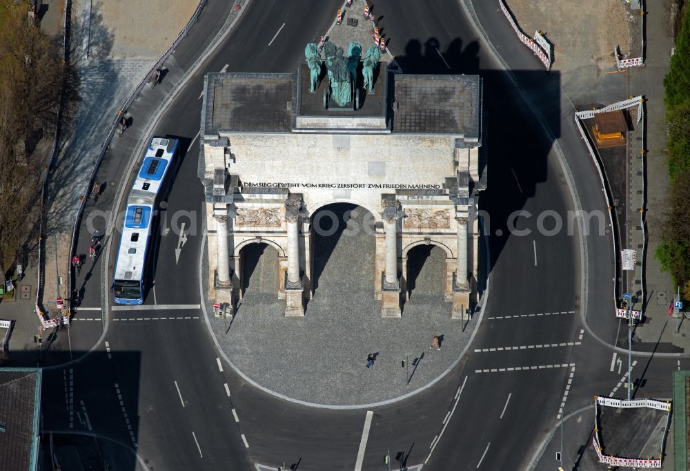 Aerial image München - Triumphal arch with quadriga of the victory gate on Ludwigstrasse and Leopoldstrasse in Munich in the state Bavaria, Germany