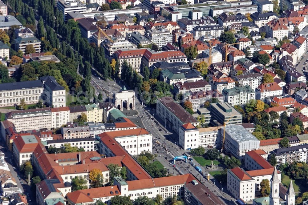 München from the bird's eye view: Siegestor (Victory Gate) triumphal arch crowned with a statue of Bavaria with a lion-quadriga. Ludwigstrasse and Leopoldstrasse are closed for car traffic during the Muenchen-Marathon