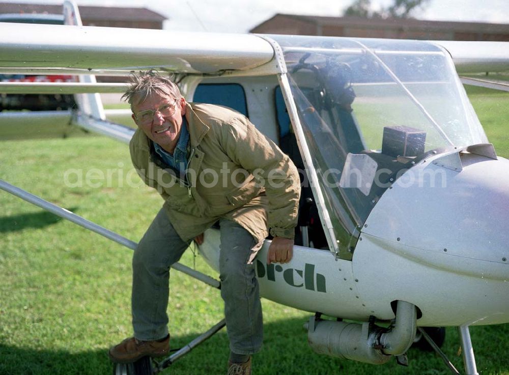 Purkshof / MV from above - Siegfried Gebser nach einem Videoflug mit dem UL-Storch auf dem Flugplatz Purkshof / MV.