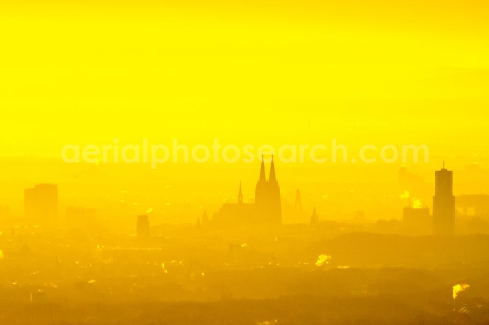 Köln from the bird's eye view: Silhouette of the downtown area in the district Altstadt-Nord in Cologne in the state North Rhine-Westphalia