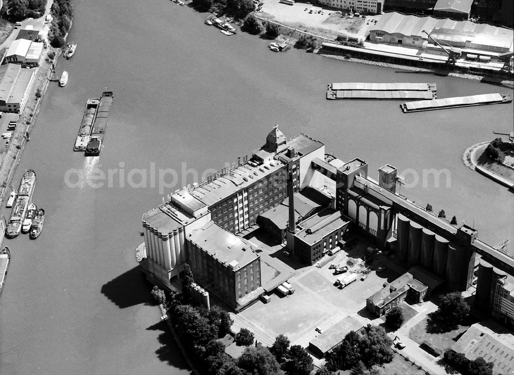 Düsseldorf from above - High silo and grain storage with adjacent storage of Weizenmuehle Plange in Duesseldorf in the state North Rhine-Westphalia, Germany