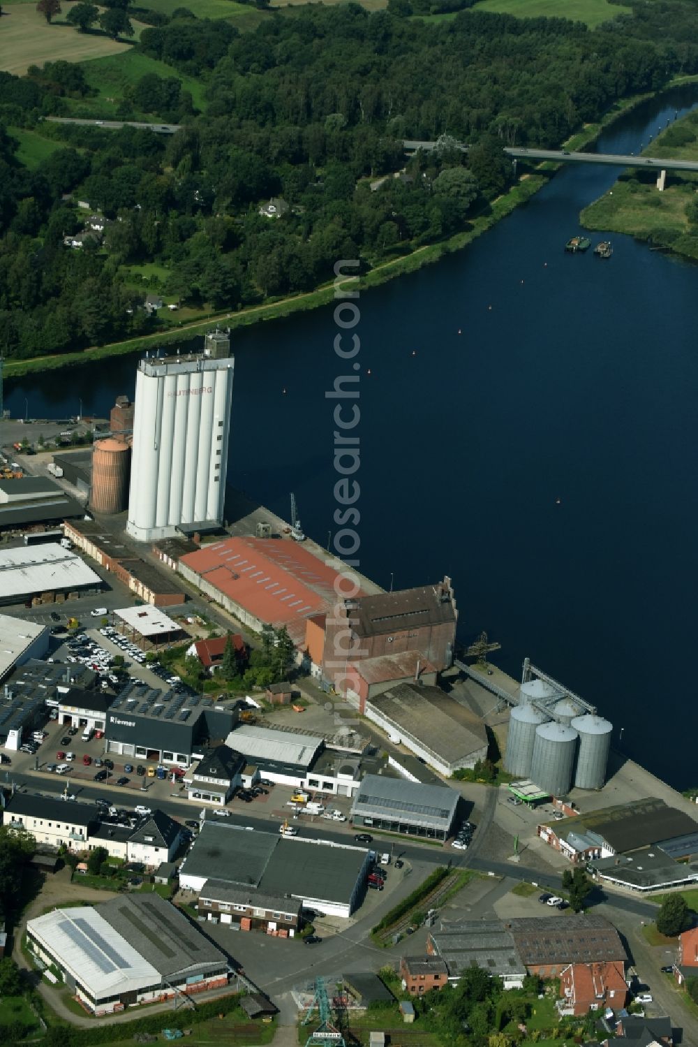 Aerial photograph Mölln - High silo and grain storage with adjacent storage Grundstuecksgesellschaft Hermann Rautenberg mbH on the Hafenstrasse in Moelln in the state Schleswig-Holstein