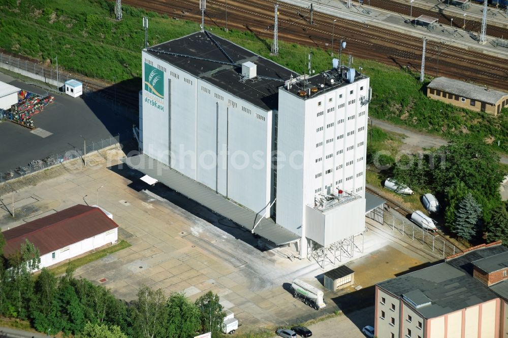 Senftenberg from the bird's eye view: High silo and grain storage with adjacent storage Landhandel Drebkau GmbH in Senftenberg in the state Brandenburg, Germany