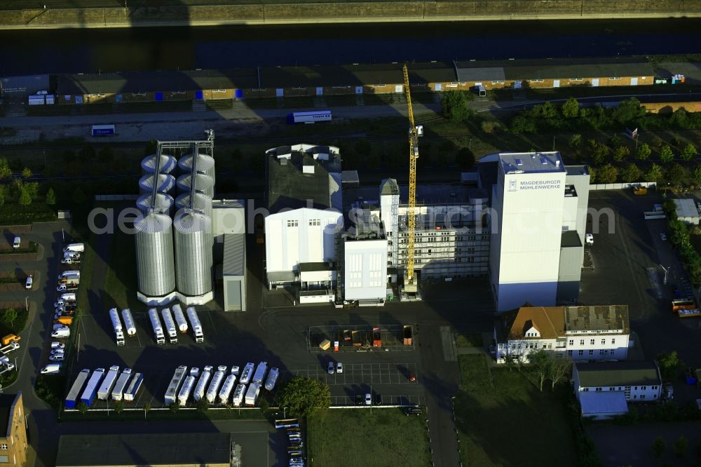 Aerial image Magdeburg - High silo and grain storage with adjacent storage Magdeburger Muehlenwerke GmbH Zum Muehlenwerk in the district Alte Neustadt in Magdeburg in the state Saxony-Anhalt, Germany