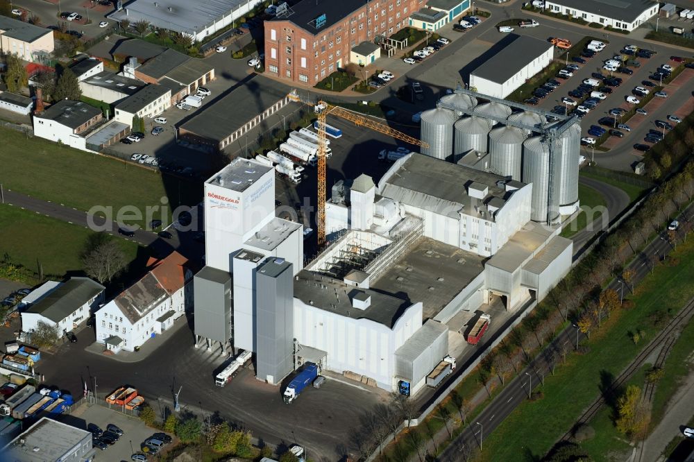 Aerial image Magdeburg - High silo and grain storage with adjacent storage Magdeburger Muehlenwerke GmbH Zum Muehlenwerk in the district Alte Neustadt in Magdeburg in the state Saxony-Anhalt, Germany