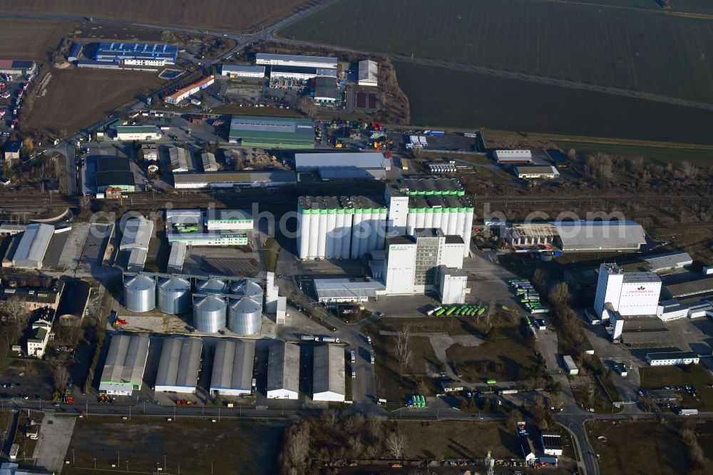 Querfurt from the bird's eye view: High silo and grain storage with adjacent storage on Obhaeuser Weg in Querfurt in the state Saxony-Anhalt, Germany