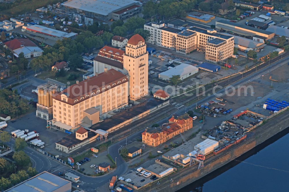 Aerial photograph Dresden - High silo and grain storage with adjacent storage Dresdner Hafenmuehle in Albertshafen on street Bremer Strasse in the district Friedrichstadt in the district Friedrichstadt in Dresden in the state Saxony, Germany