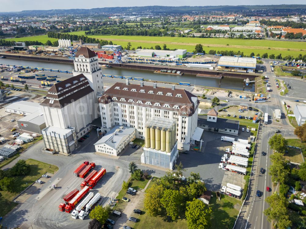 Dresden from the bird's eye view: High silo and grain storage with adjacent storage Dresdner Hafenmuehle in Albertshafen on street Bremer Strasse in the district Friedrichstadt in the district Friedrichstadt in Dresden in the state Saxony, Germany