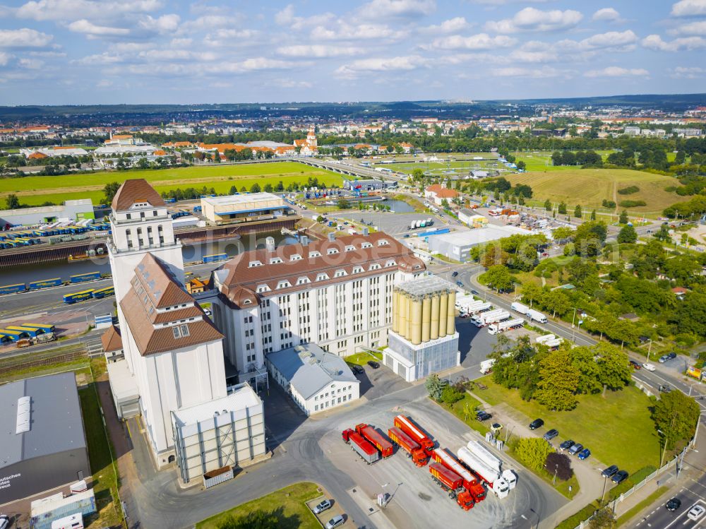 Aerial image Dresden - High silo and grain storage with adjacent storage Dresdner Hafenmuehle in Albertshafen on street Bremer Strasse in the district Friedrichstadt in the district Friedrichstadt in Dresden in the state Saxony, Germany