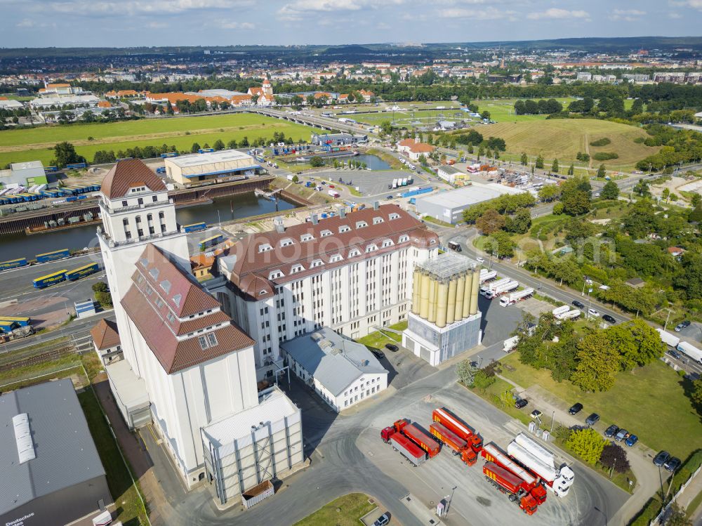 Aerial photograph Dresden - High silo and grain storage with adjacent storage Dresdner Hafenmuehle in Albertshafen on street Bremer Strasse in the district Friedrichstadt in the district Friedrichstadt in Dresden in the state Saxony, Germany