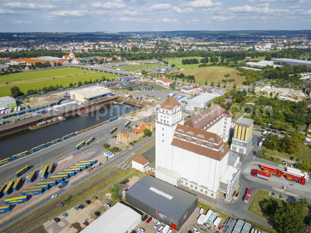 Dresden from the bird's eye view: High silo and grain storage with adjacent storage Dresdner Hafenmuehle in Albertshafen on street Bremer Strasse in the district Friedrichstadt in the district Friedrichstadt in Dresden in the state Saxony, Germany